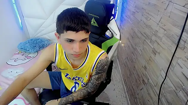 Snapshot of Brayan_lopezz chatting on January 17, 1:24 pm Brayan lopezz online show from January 17, 1:24 pm