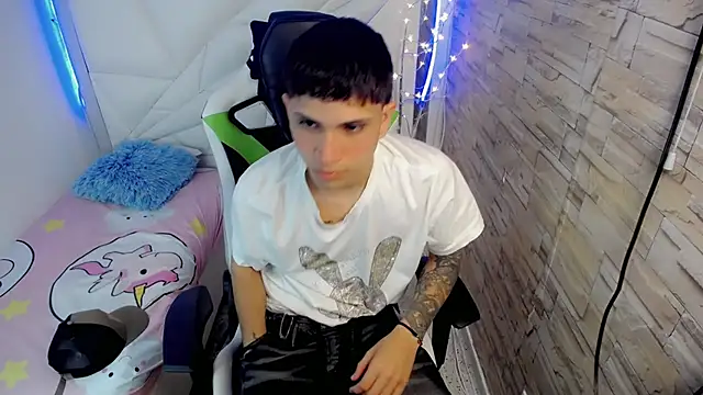 Snapshot of Brayan_lopezz chatting on January 21, 12:29 pm Brayan lopezz online show from January 21, 12:29 pm