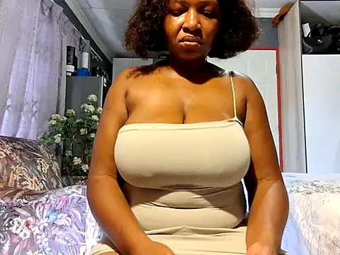 Snapshot of EbonyRose9 chatting on April 12, 7:35 am EbonyRose9 online show from April 12, 7:35 am
