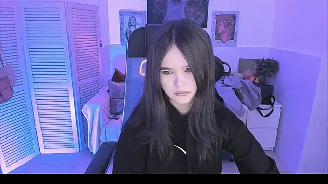 Elainebeness online show from October 24, 7:10 pm