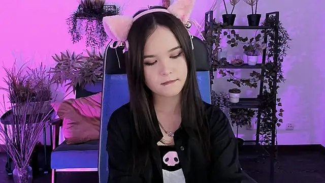 Elainebeness online show from December 17, 8:15 pm