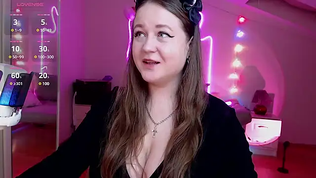 Snapshot of LizzyShine chatting on February 18, 8:03 pm LizzyShine online show from February 18, 8:03 pm