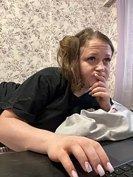 Snapshot of LizzyShine chatting on March 18, 3:42 pm LizzyShine online show from March 18, 3:42 pm