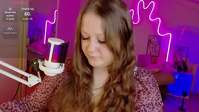 Snapshot of LizzyShine chatting on October 6, 3:53 pm LizzyShine online show from October 6, 3:53 pm