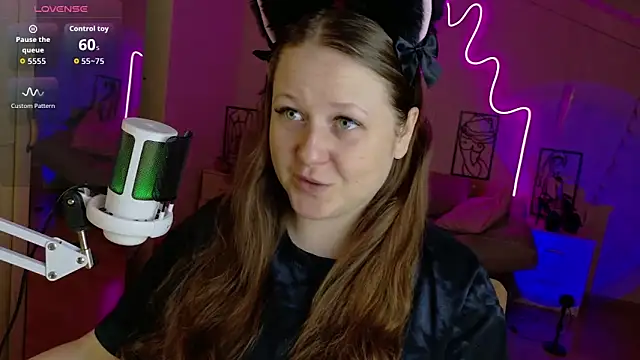 Snapshot of LizzyShine chatting on October 14, 4:08 pm LizzyShine online show from October 14, 4:08 pm