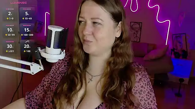 Snapshot of LizzyShine chatting on October 28, 8:00 pm LizzyShine online show from October 28, 8:00 pm