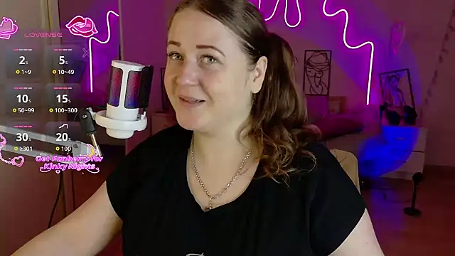 Snapshot of LizzyShine chatting on November 6, 4:30 pm LizzyShine online show from November 6, 4:30 pm