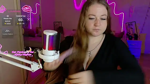 Snapshot of LizzyShine chatting on November 13, 10:03 am LizzyShine online show from November 13, 10:03 am