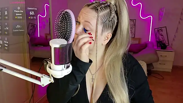 Snapshot of LizzyShine chatting on November 21, 5:00 pm LizzyShine online show from November 21, 5:00 pm