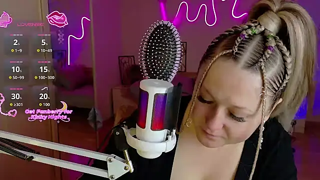 Snapshot of LizzyShine chatting on December 15, 11:03 am LizzyShine online show from December 15, 11:03 am