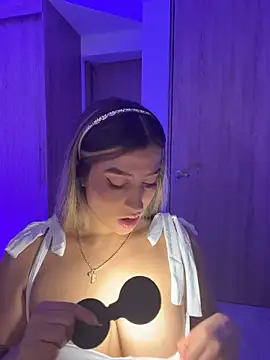 Snapshot of Issabela_G1 chatting on February 18, 3:24 am Issabela G1 online show from February 18, 3:24 am