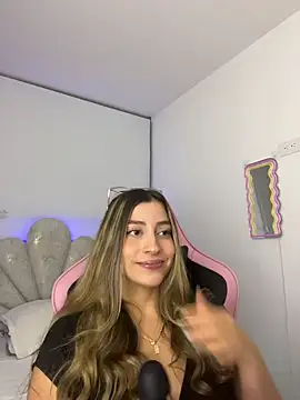 Snapshot of Issabela_G1 chatting on February 23, 11:35 pm Issabela G1 online show from February 23, 11:35 pm