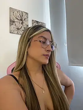 Snapshot of Issabela_G1 chatting on April 16, 6:09 pm Issabela G1 online show from April 16, 6:09 pm