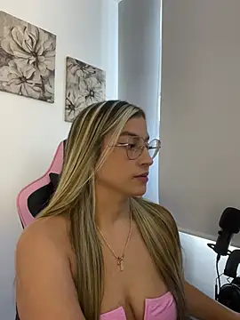 Snapshot of Issabela_G1 chatting on April 21, 5:17 pm Issabela G1 online show from April 21, 5:17 pm