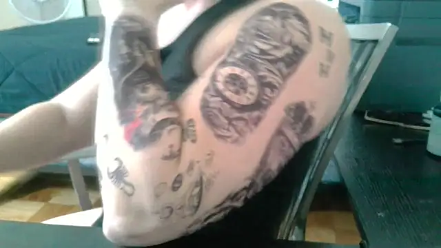 Aaron Rose25 online show from December 14, 3:56 am