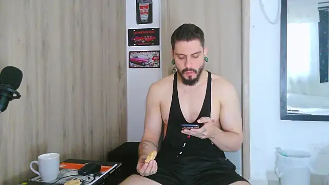 Snapshot of Aaron_kwok28 chatting on February 23, 10:07 pm Aaron kwok28 online show from February 23, 10:07 pm