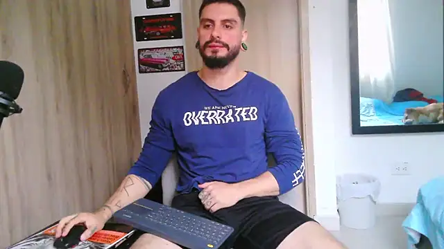 Snapshot of Aaron_kwok28 chatting on February 25, 9:57 pm Aaron kwok28 online show from February 25, 9:57 pm