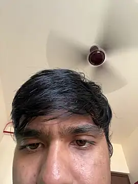 Snapshot of BoyzaraHatke chatting on April 4, 10:35 am BoyzaraHatke online show from April 4, 10:35 am