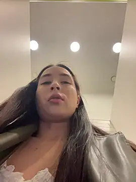 Snapshot of Holly_Play chatting on April 24, 11:45 am Holly Play online show from April 24, 11:45 am