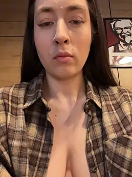 Snapshot of Holly_Play chatting on June 8, 10:04 am Holly Play online show from June 8, 10:04 am