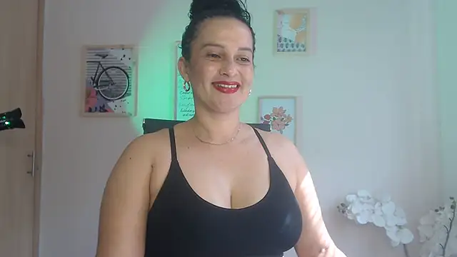 Snapshot of lucy_diiaz chatting on February 6, 7:18 pm lucy diiaz online show from February 6, 7:18 pm