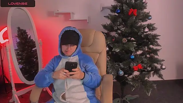 Dolly  Queen  online show from December 8, 8:15 pm