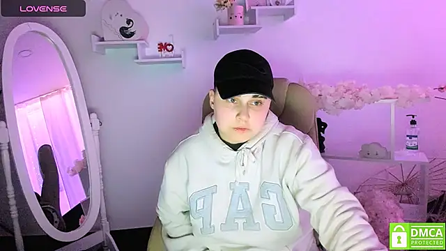 Dolly  Queen  online show from March 15, 9:05 pm