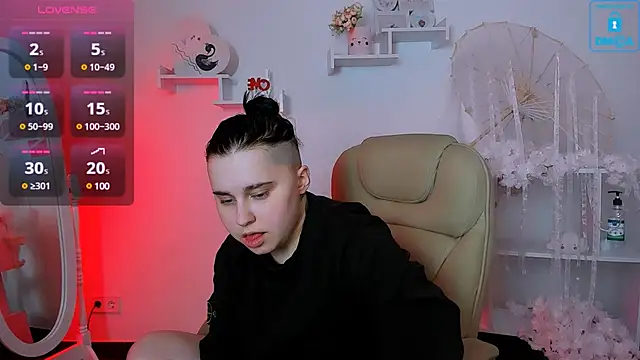 Dolly  Queen  online show from March 18, 6:15 pm