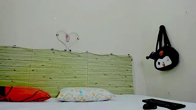 Snapshot of Evil_Queen13 chatting on December 4, 7:55 pm Evil Queen13 online show from December 4, 7:55 pm