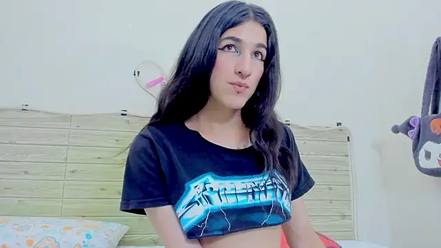 Snapshot of Evil_Queen13 chatting on December 5, 7:43 pm Evil Queen13 online show from December 5, 7:43 pm