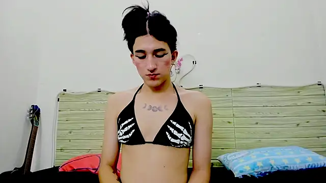 Snapshot of Evil_Queen13 chatting on December 13, 7:53 pm Evil Queen13 online show from December 13, 7:53 pm