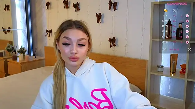 Snapshot of Ella_Milla chatting on December 24, 8:33 am Ella Milla online show from December 24, 8:33 am