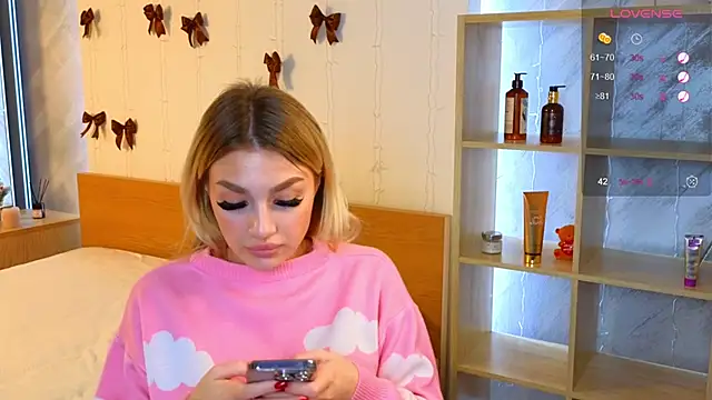 Snapshot of Ella_Milla chatting on December 25, 11:33 am Ella Milla online show from December 25, 11:33 am