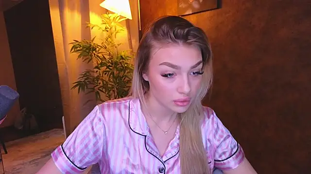 Snapshot of Ella_Milla chatting on January 7, 8:24 am Ella Milla online show from January 7, 8:24 am
