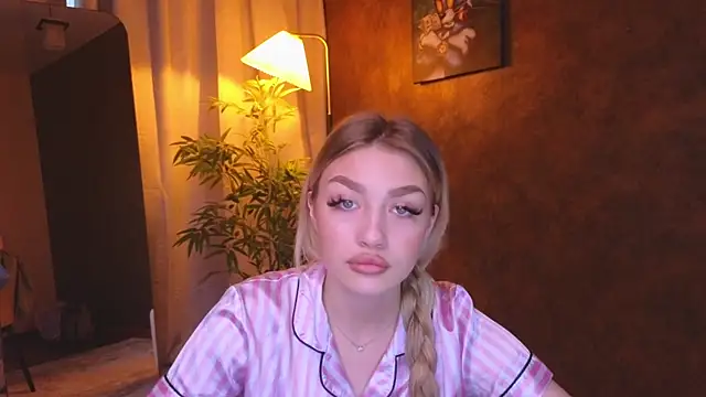 Snapshot of Ella_Milla chatting on January 7, 11:26 am Ella Milla online show from January 7, 11:26 am