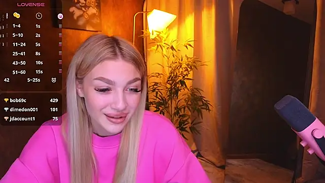 Snapshot of Ella_Milla chatting on January 13, 8:37 am Ella Milla online show from January 13, 8:37 am