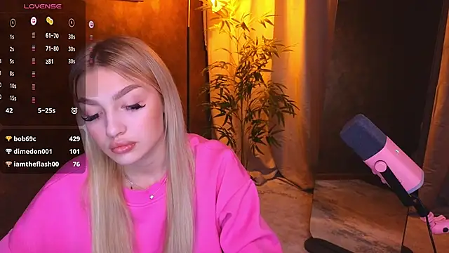 Snapshot of Ella_Milla chatting on January 13, 11:41 am Ella Milla online show from January 13, 11:41 am