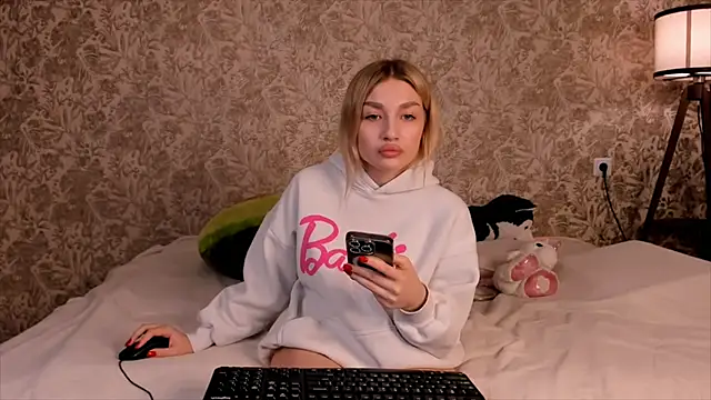 Snapshot of Ella_Milla chatting on March 4, 10:38 pm Ella Milla online show from March 4, 10:38 pm