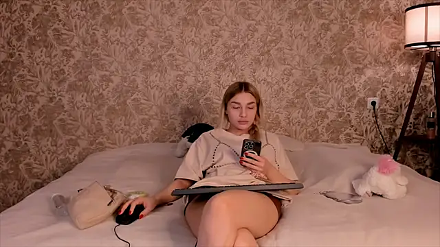 Snapshot of Ella_Milla chatting on March 6, 10:09 am Ella Milla online show from March 6, 10:09 am