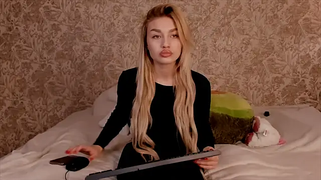 Snapshot of Ella_Milla chatting on March 11, 10:18 am Ella Milla online show from March 11, 10:18 am