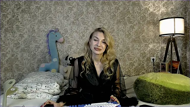 Snapshot of Ella_Milla chatting on September 18, 11:23 am Ella Milla online show from September 18, 11:23 am