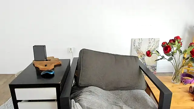 Snapshot of MendiPetite chatting on October 19, 8:48 am MendiPetite online show from October 19, 8:48 am