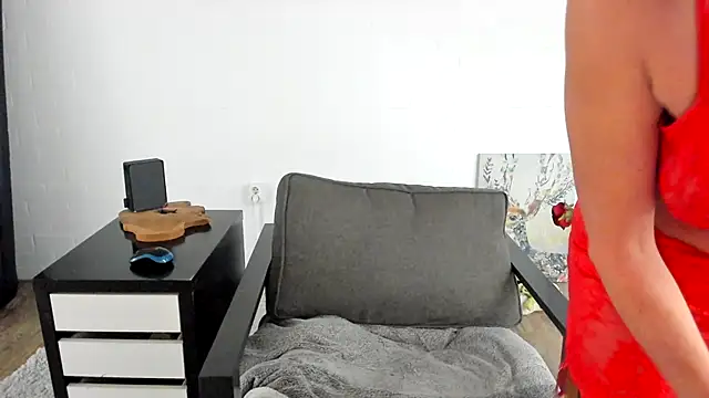 Snapshot of MendiPetite chatting on October 21, 8:48 am MendiPetite online show from October 21, 8:48 am