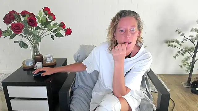 MendiPetite online show from June 6, 8:57 pm