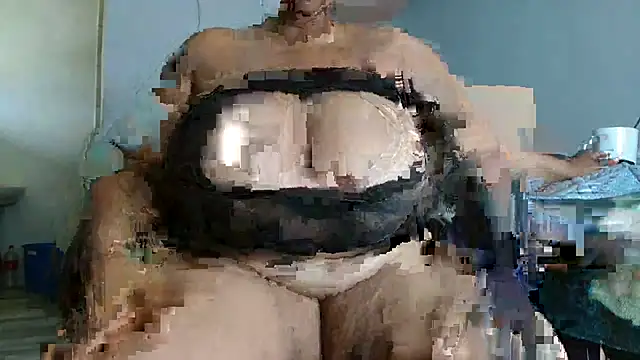 Snapshot of Hugetittiesxx2 chatting on December 17, 5:24 am Hugetittiesxx2 online show from December 17, 5:24 am