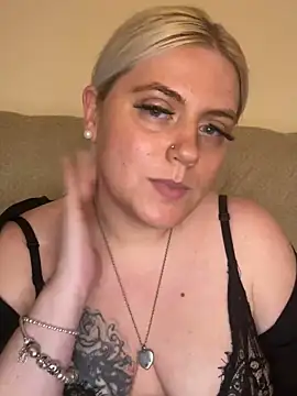 Blondiee3088 online show from December 2, 11:51 pm