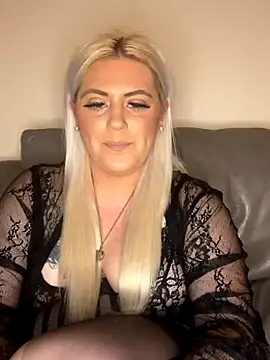 Blondiee3088 online show from December 3, 6:28 pm