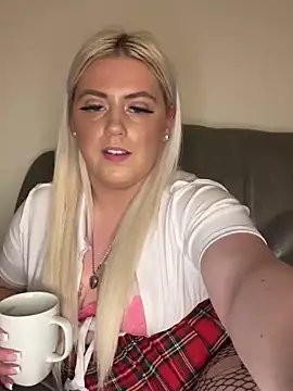 Blondiee3088 online show from December 4, 10:19 pm