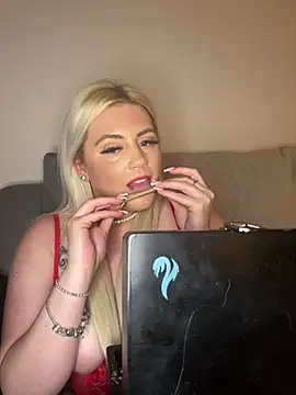 Blondiee3088 online show from December 9, 5:08 pm