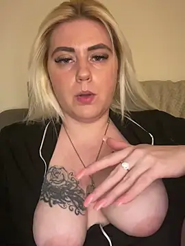 Blondiee3088 online show from March 5, 7:49 pm